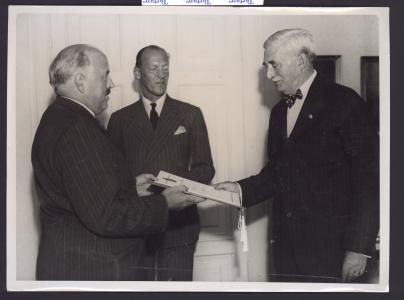 William S. Knudsen diplomoverrækkelse