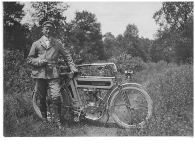 Stilig motorcyklist med sin Excelsior