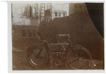 Mand med bowlerhat og motorcykel