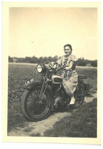 Kvinde på motorcykel