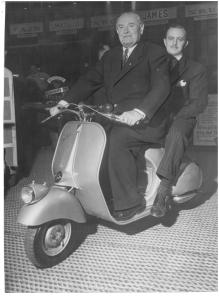 C.A. Bülow og Chr. Bülow på en Vespa
