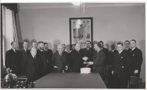 F.C. Jacobsen overrækker gave til Mr. Ladin fra GM