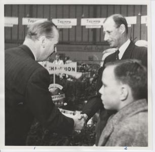Prins Knud på Motorcykeludstillingen i Forum 1951