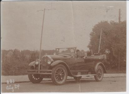 B. Bülow-Jacobsen i en slags "pejlevogn"