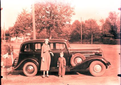 Mor og barn ved Buick