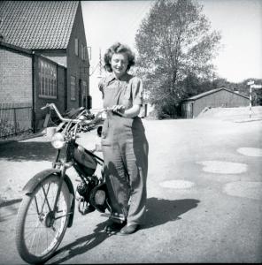 Pige med ukendt motorcykel