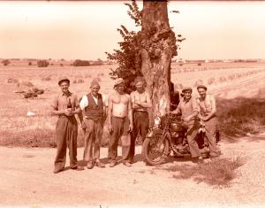 Gruppefoto med motorcykel