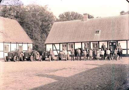Gruppebillede med traktorer