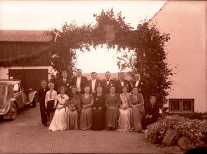 Gruppefoto fra sølvbryllup med Citroën
