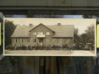 Gruppebillede med traktorer og en lastbil