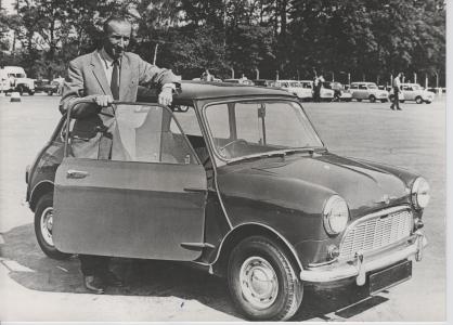 Alec Issigonis ved en Mini