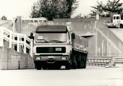 Mercedes-Benz lastvogn  Long hauler w/3 axle semi-trailer 4 foto's)