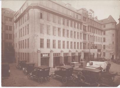Bülows gård med biler