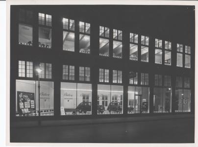 Bülows udstilling 4. maj 1950 med lys i vinduerne