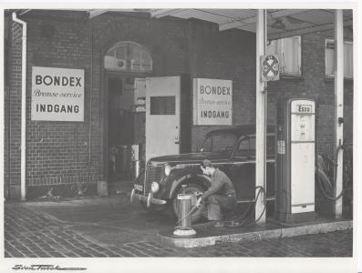 Tankstation og indgangen til bremseservice hos Bülow Service