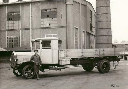 Daimler Diesel lastvogn (2 fabriksfoto)