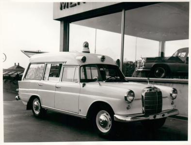 Mercedes-Benz W111 220b Ambulance (9 fabriksfoto)