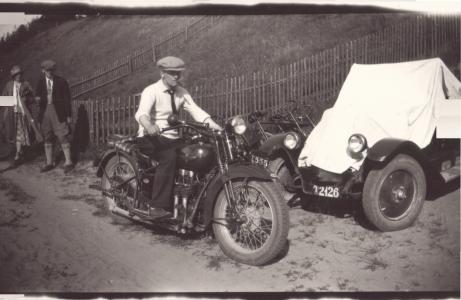Ung mand på Henderson motorcykle