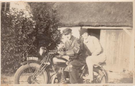 Par på AJS motorcykle