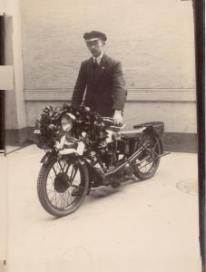 Ung mand på Matchless motorcykle med Laurbærkrans omkring