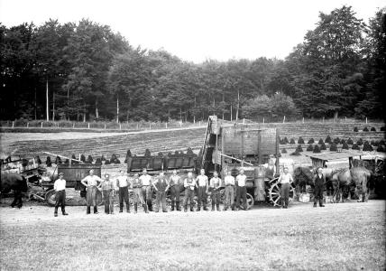 Traktor med gasgenerator - Tørvegravning