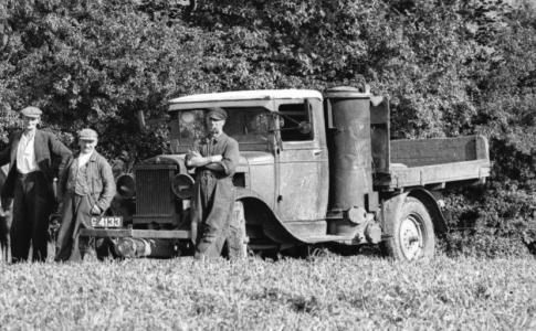 Gruppebillede med lastbil med gasgenerator