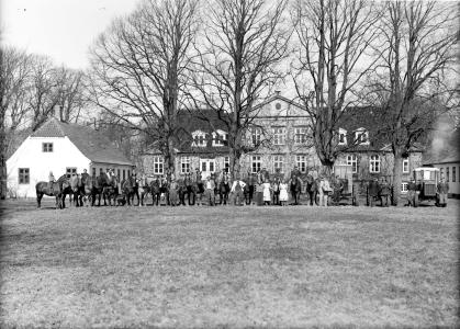 Gruppebillede med heste og traktorer