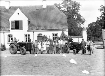 Gruppebillede med Volvo traktorer