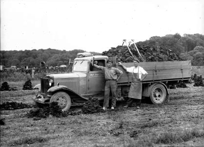 Lastbil læsset med tørv