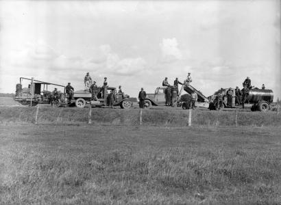 Vejarbejdssjak med tromle og tre lastbiler