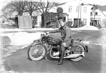 Soldat på motorcykel