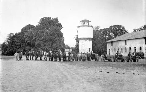 Gruppebillede med heste og traktorer