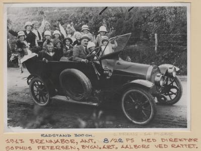 En dreng og 14 piger på tur